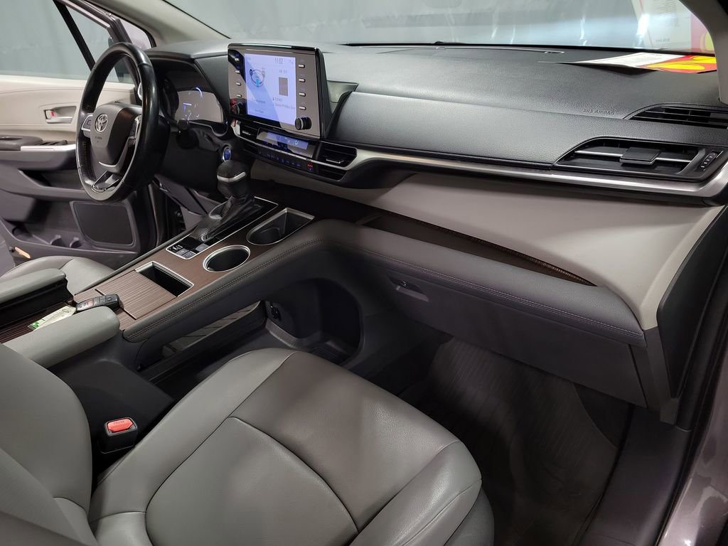 Used 2021 Toyota Sienna XLE AWD/4WD image 25