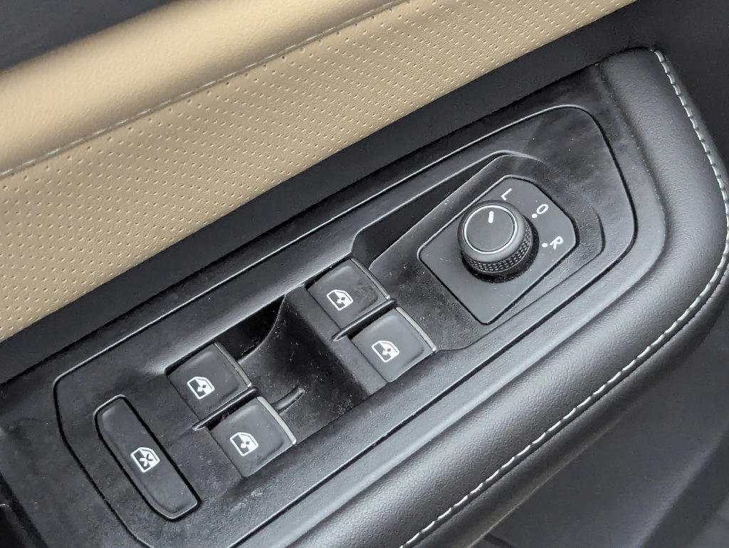 Certified 2025 Volkswagen Atlas Cross Sport SE FWD image 17