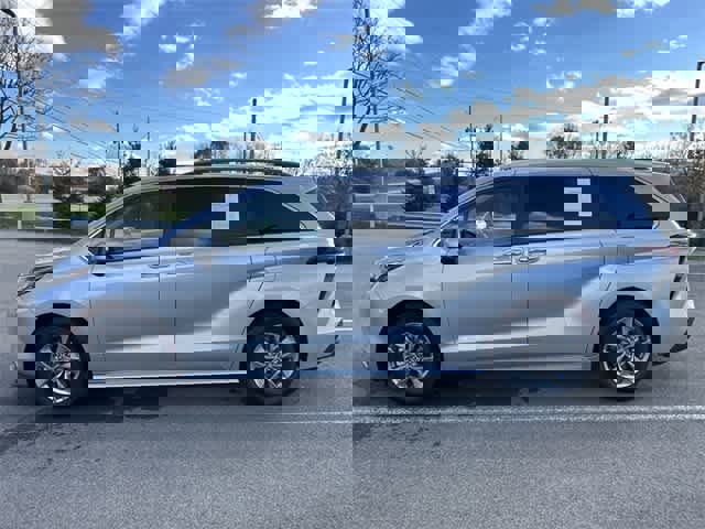 Used 2025 Toyota Sienna XLE image 2