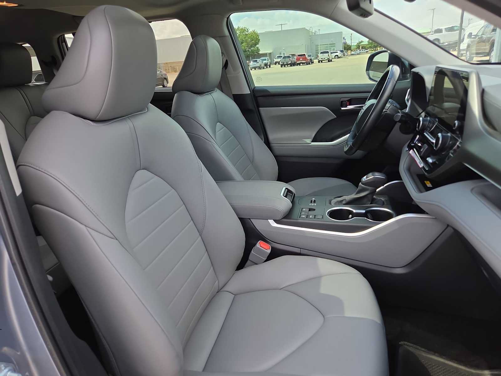 Used 2024 Toyota Highlander XLE FWD image 18