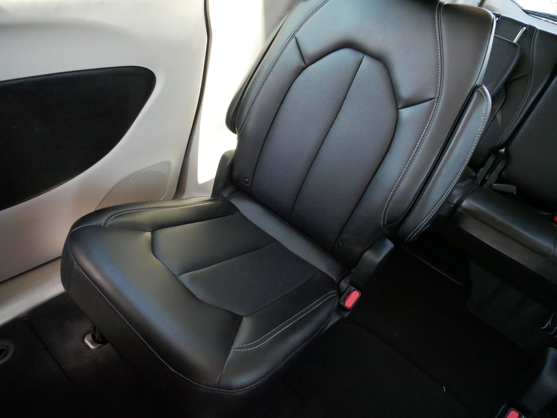 Used 2023 Chrysler Pacifica Touring-L FWD image 11
