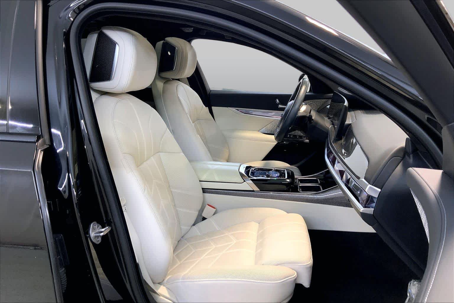Used 2024 BMW i7 xDrive60 w/ Executive Package AWD/4WD image 8
