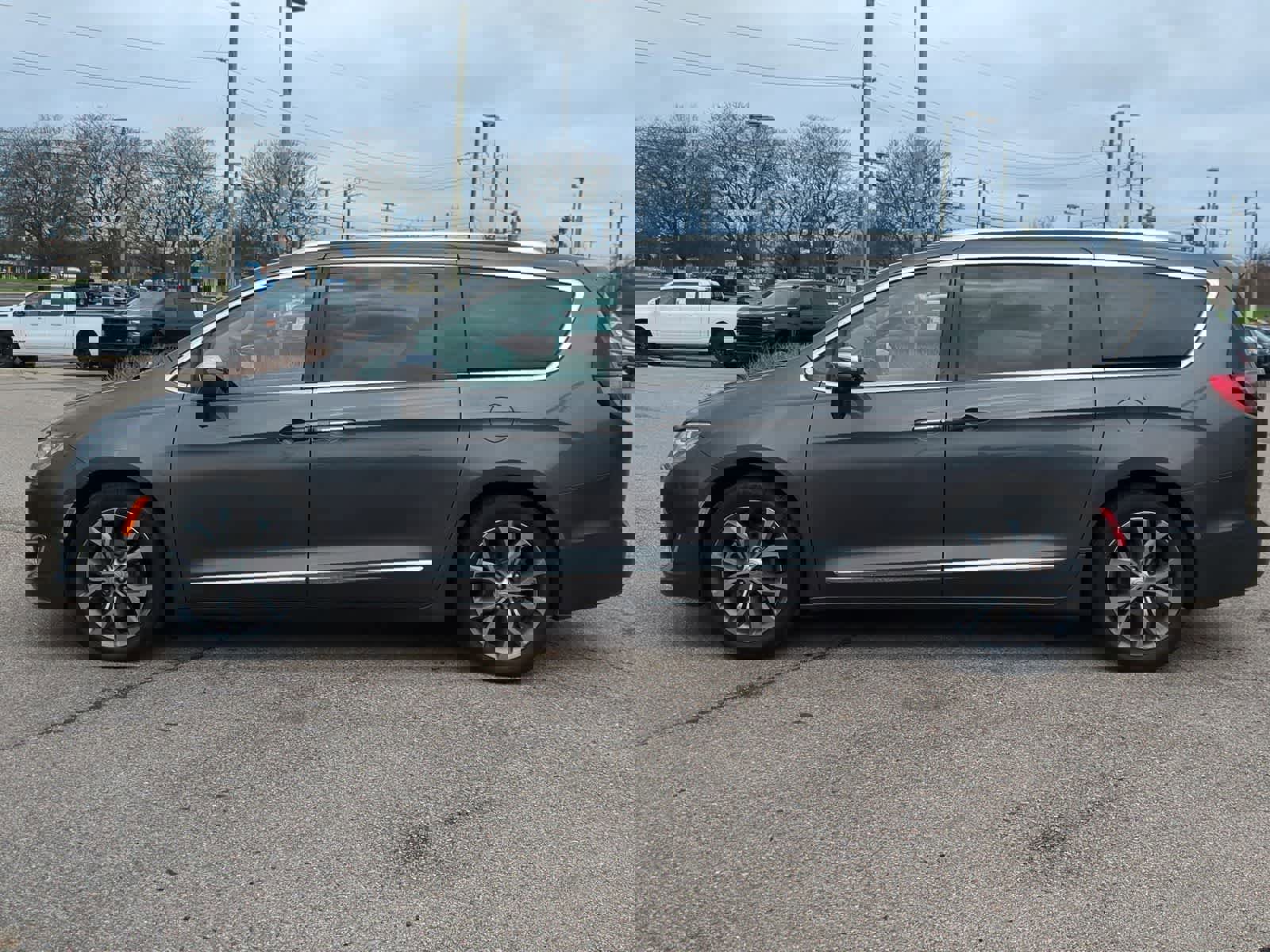 Used 2018 Chrysler Pacifica Limited w/ Tire & Wheel Group FWD image 5