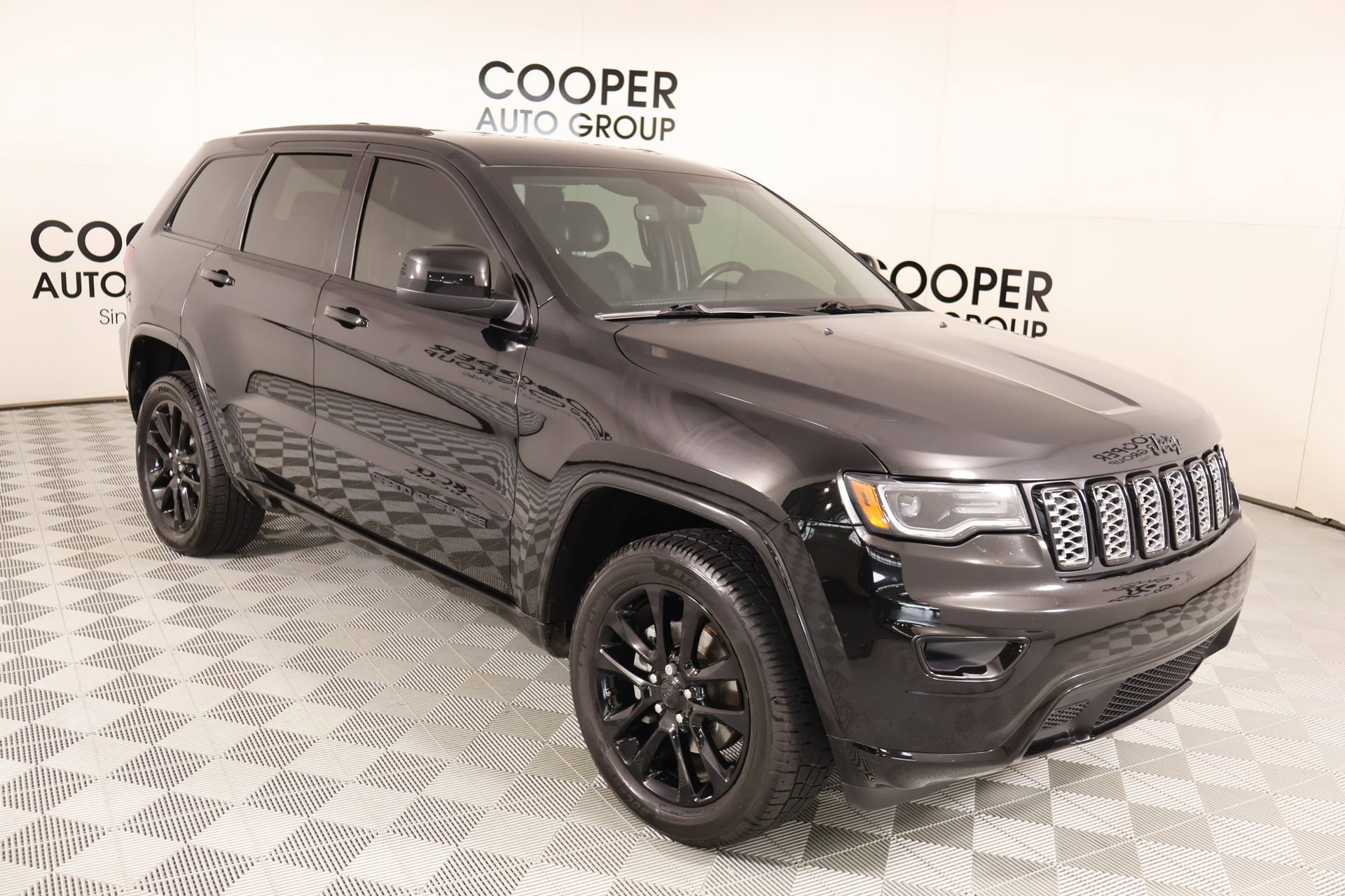 Used 2020 Jeep Grand Cherokee Altitude AWD/4WD image 1
