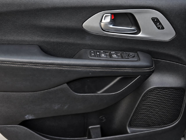 Used 2020 Chrysler Pacifica Touring-L w/ S Appearance Package FWD image 20