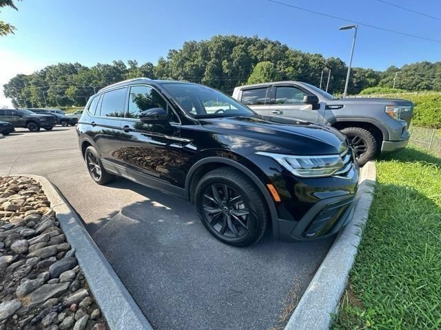 Used 2024 Volkswagen Tiguan SE w/ Panoramic Sunroof Package AWD/4WD image 10