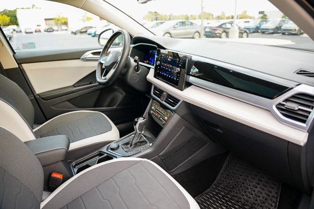 Certified 2025 Volkswagen Taos SE w/ Panoramic Sunroof Package image 33