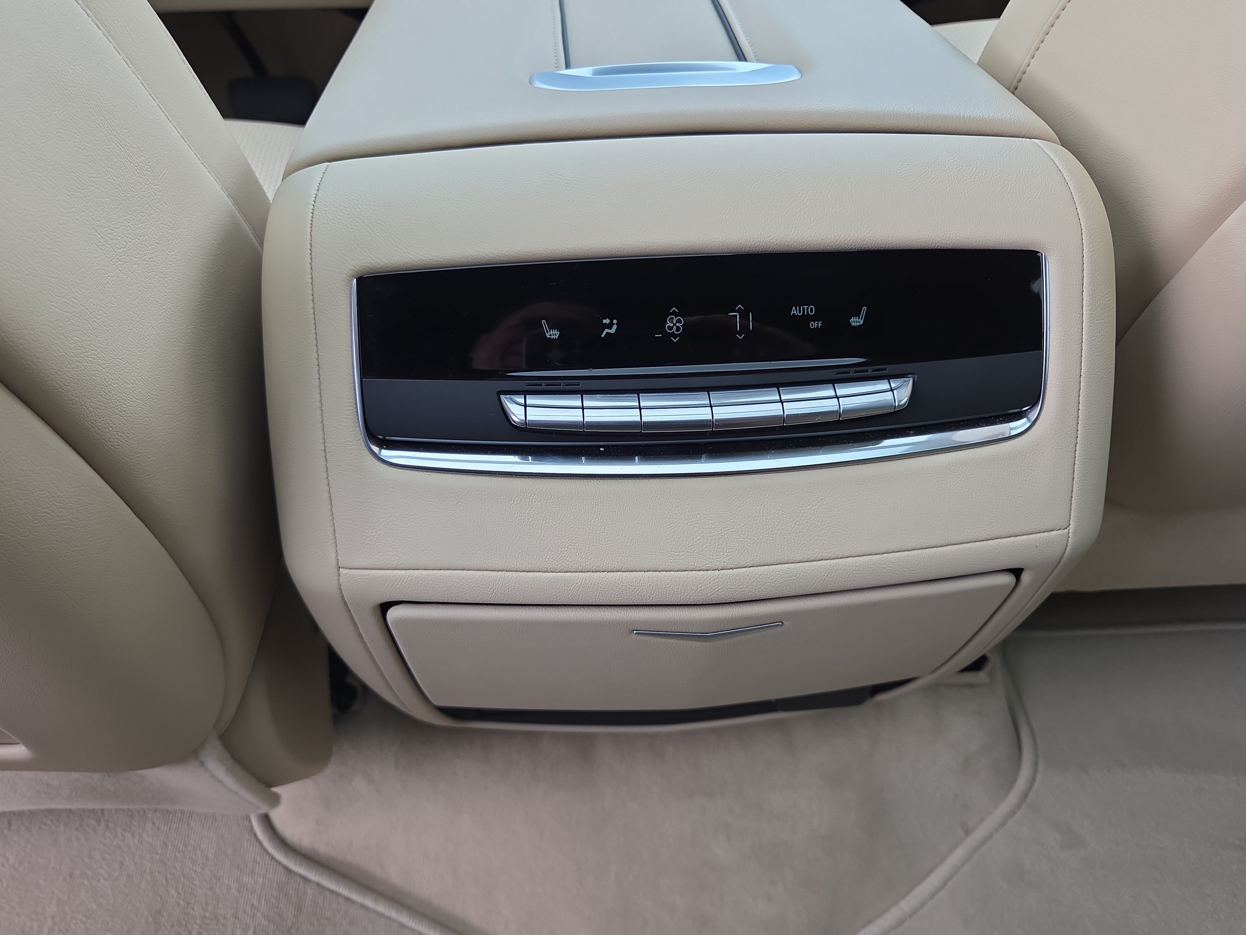 Used 2024 Cadillac Escalade Premium Luxury w/ Performance Package AWD/4WD image 21