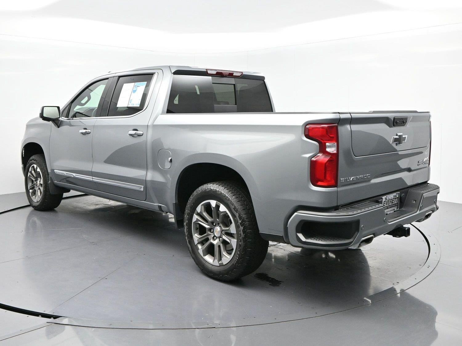 Used 2025 Chevrolet Silverado 1500 High Country w/ Technology Package AWD/4WD image 5