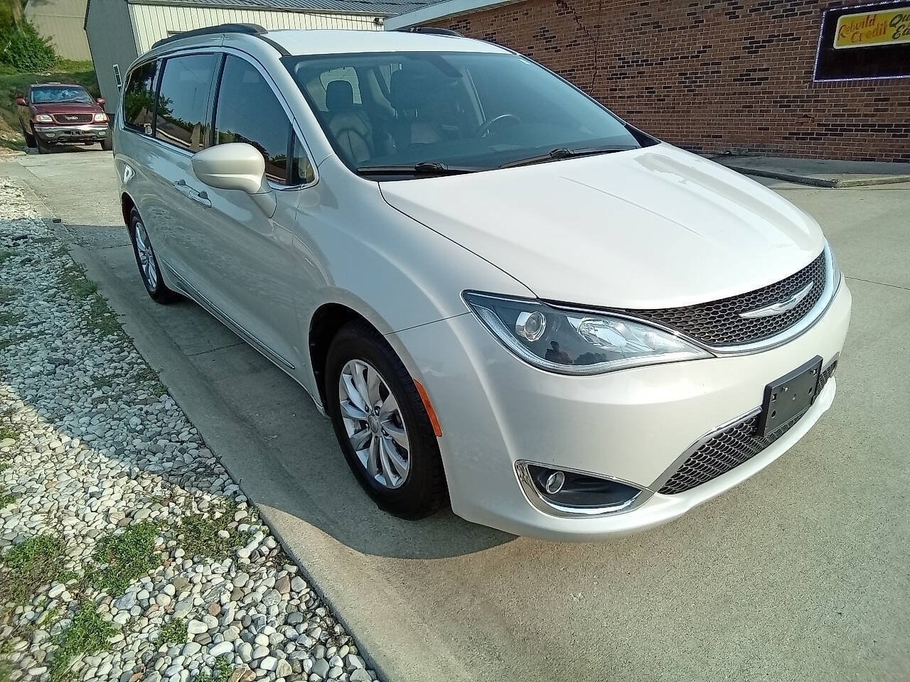 Used 2017 Chrysler Pacifica Touring-L FWD image 2