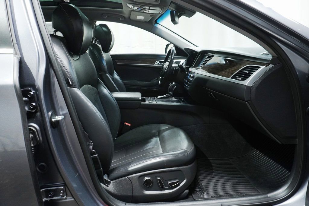 Used 2015 Hyundai Genesis 3.8 w/ Option Group 02 image 11