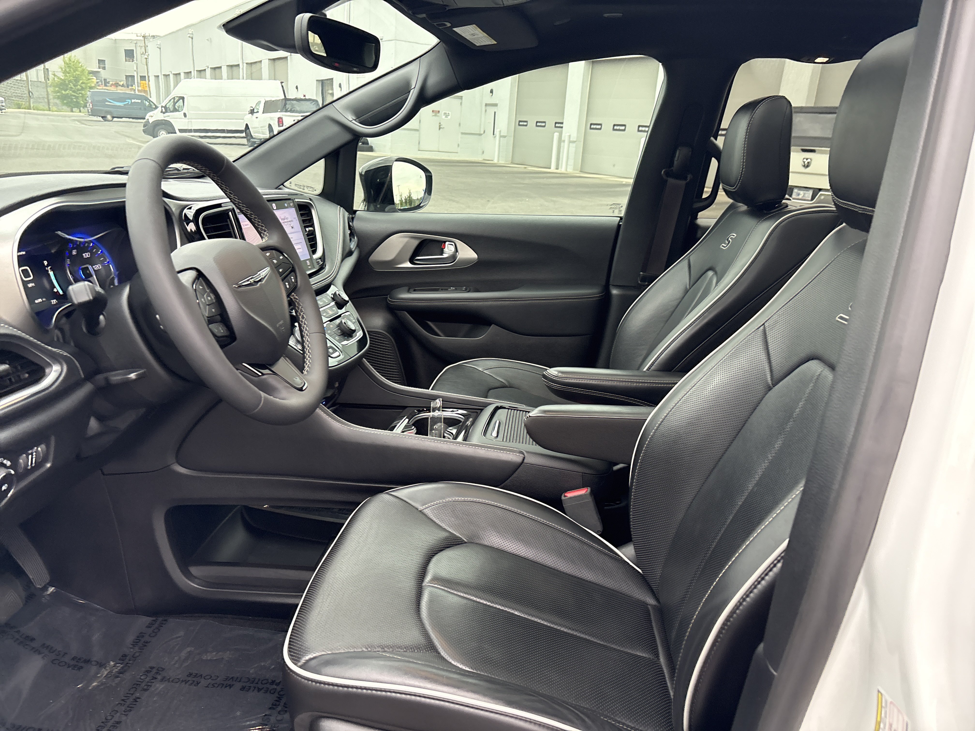Used 2023 Chrysler Pacifica Limited w/ Uconnect Theater Family Group FWD image 17