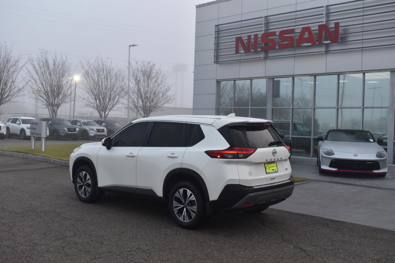 Used 2023 Nissan Rogue SV image 5