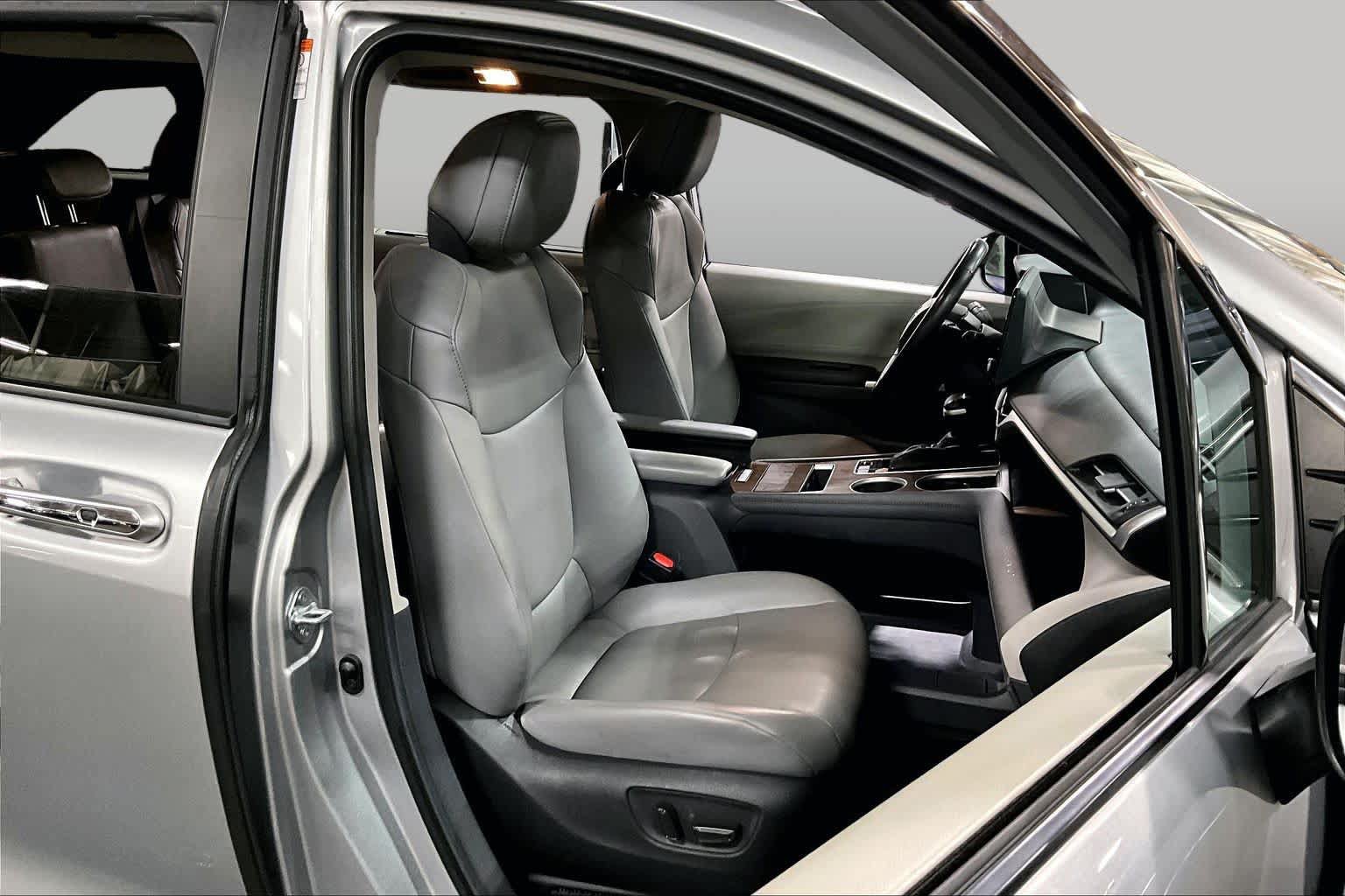 Used 2024 Toyota Sienna XLE FWD image 9