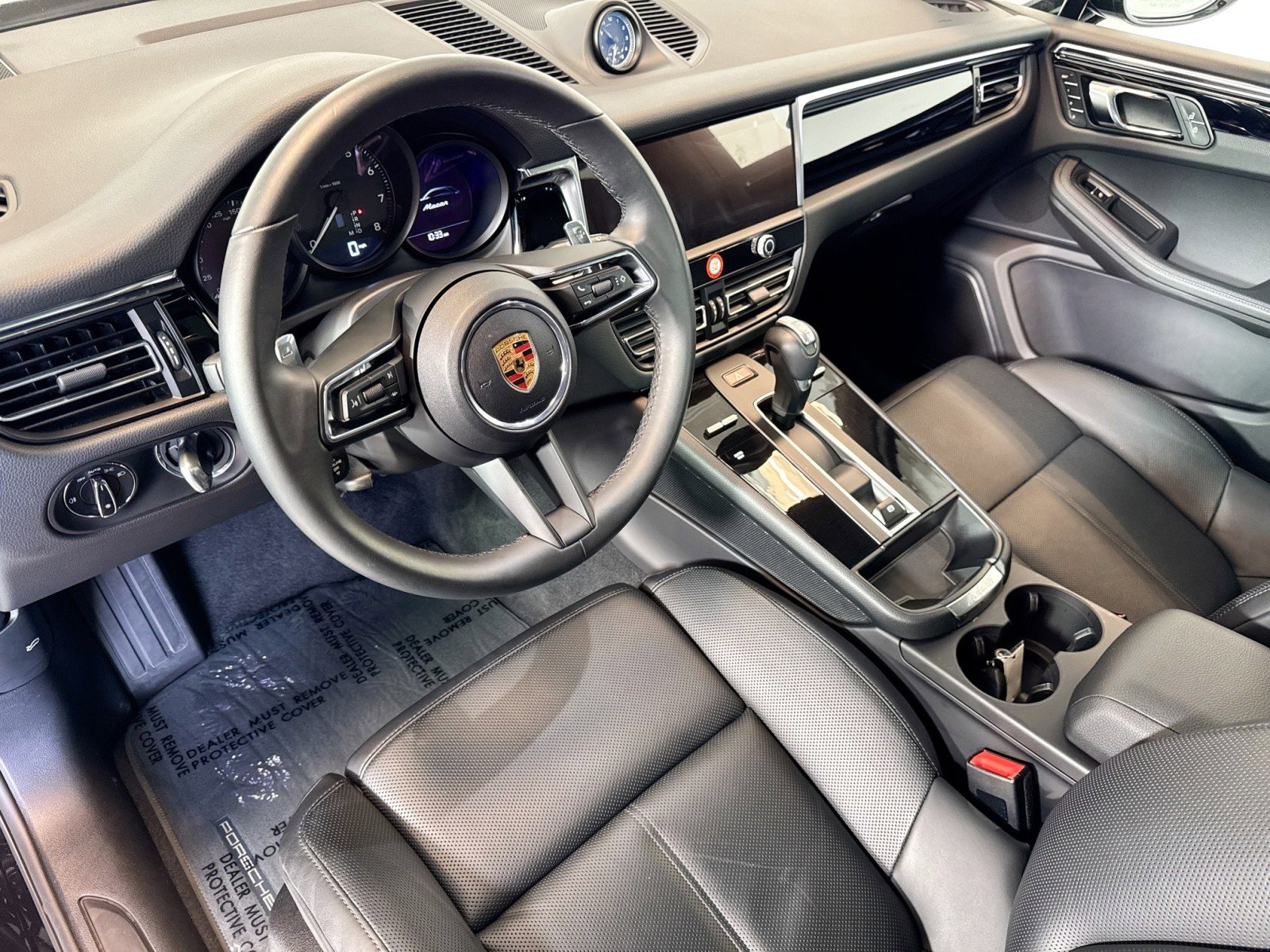 Certified 2025 Porsche Macan image 4