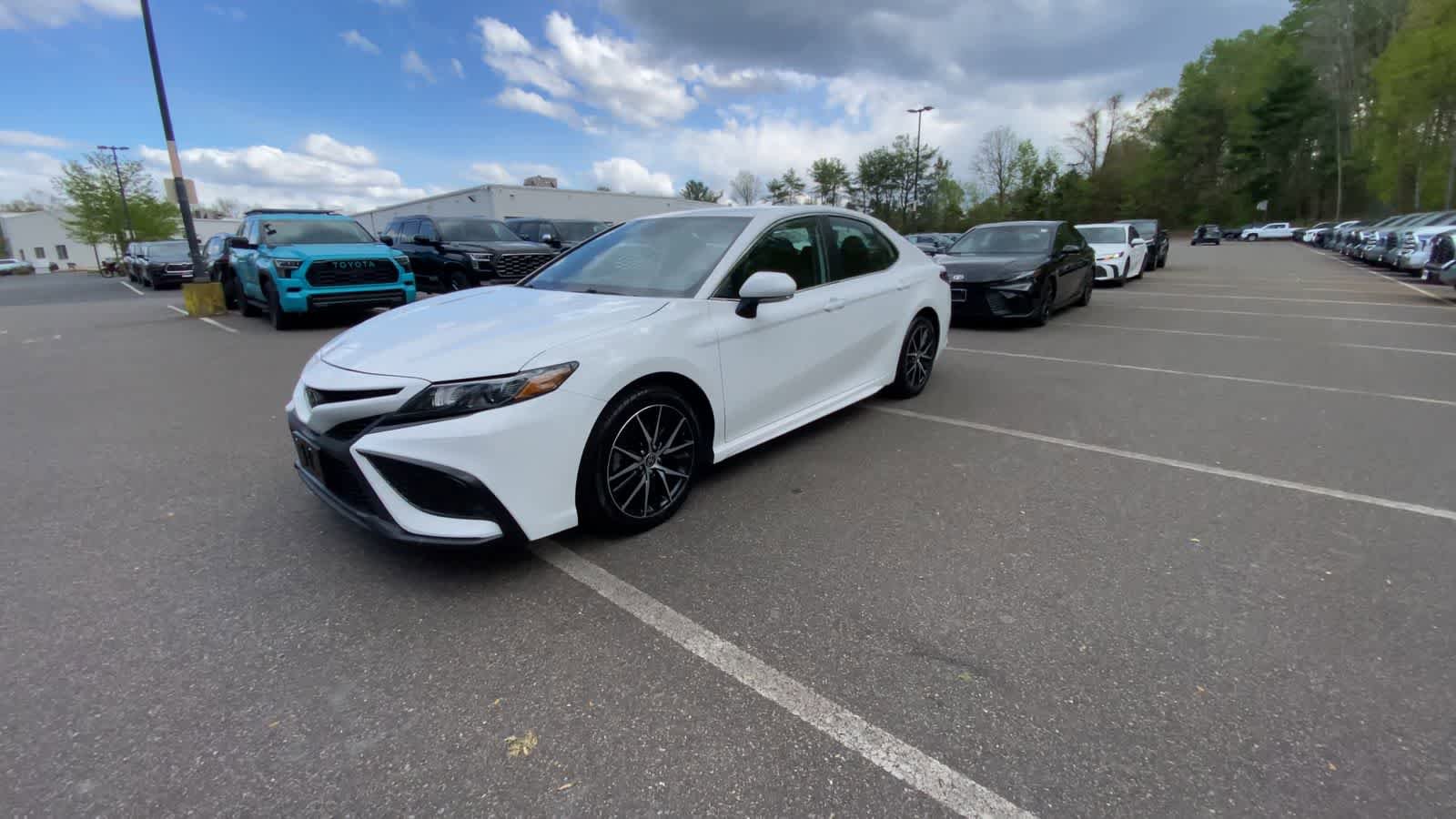 Used 2024 Toyota Camry SE FWD image 4