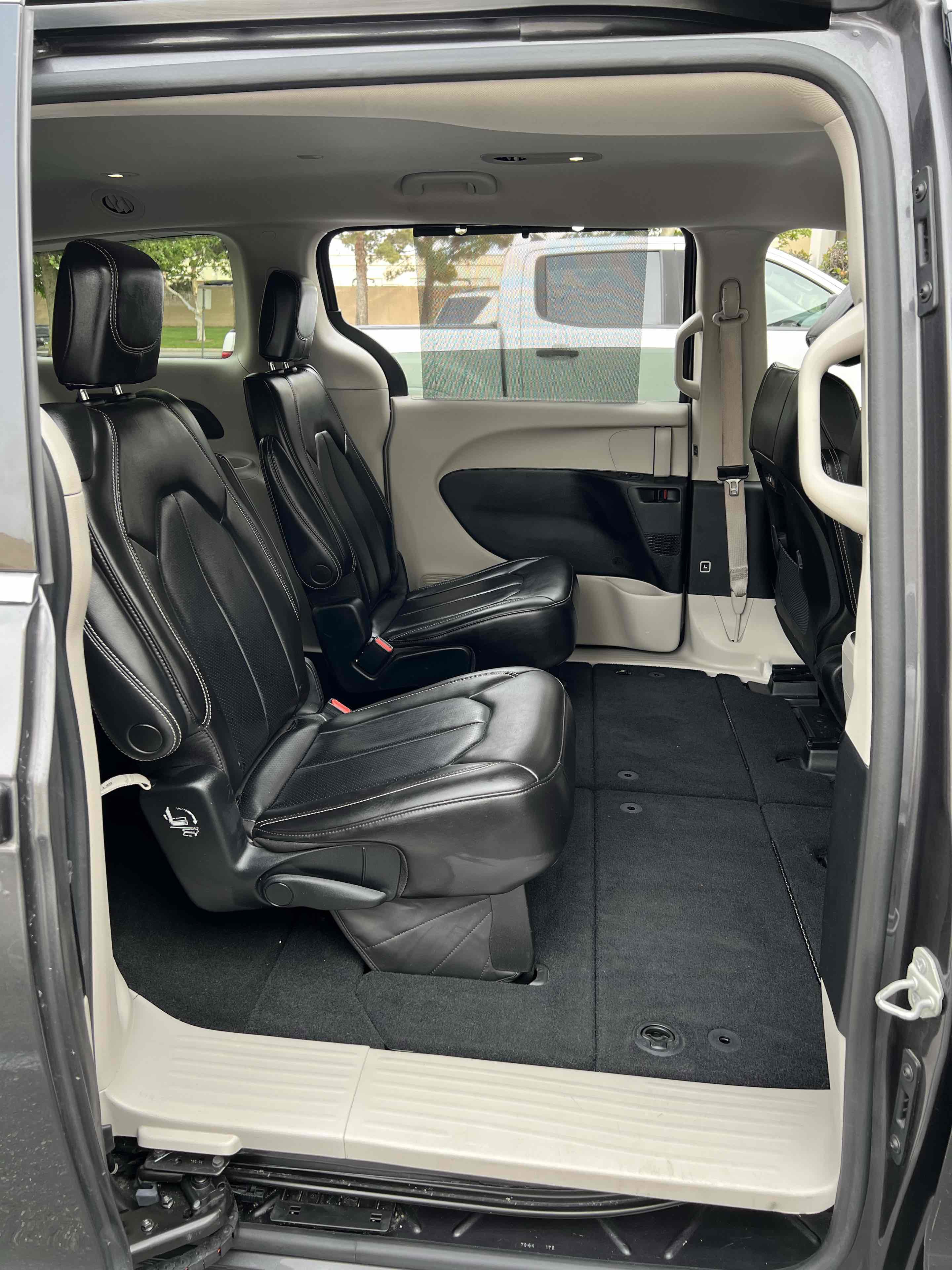 Used 2023 Chrysler Pacifica Touring-L image 41