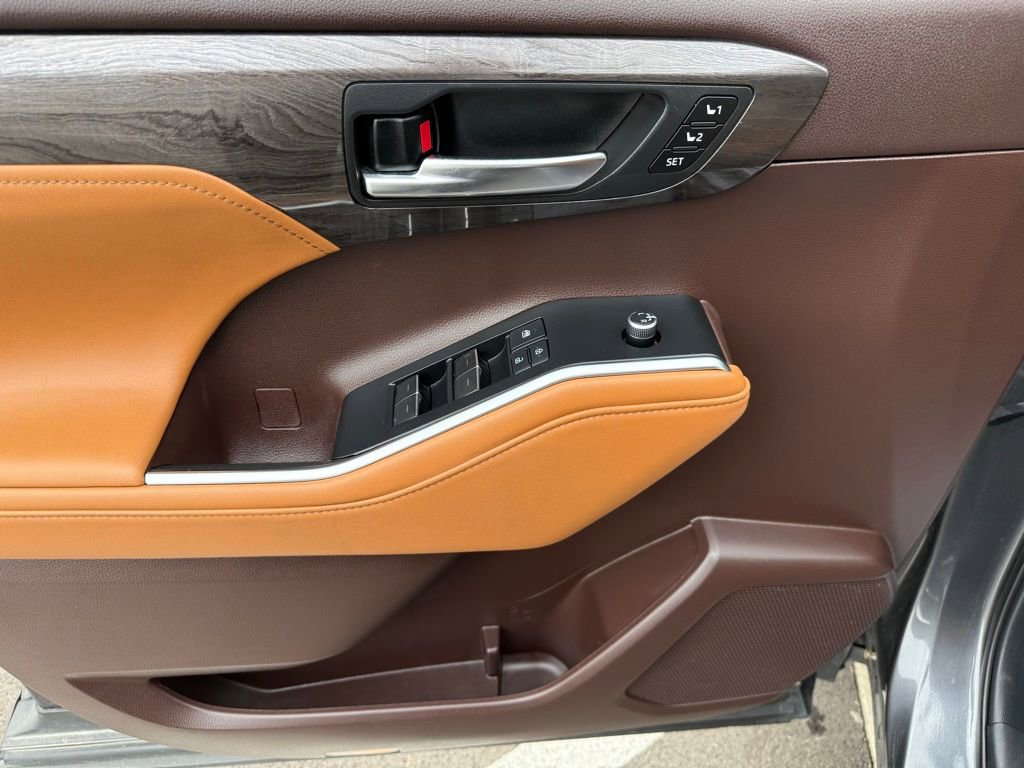 Used 2021 Toyota Highlander Platinum image 11