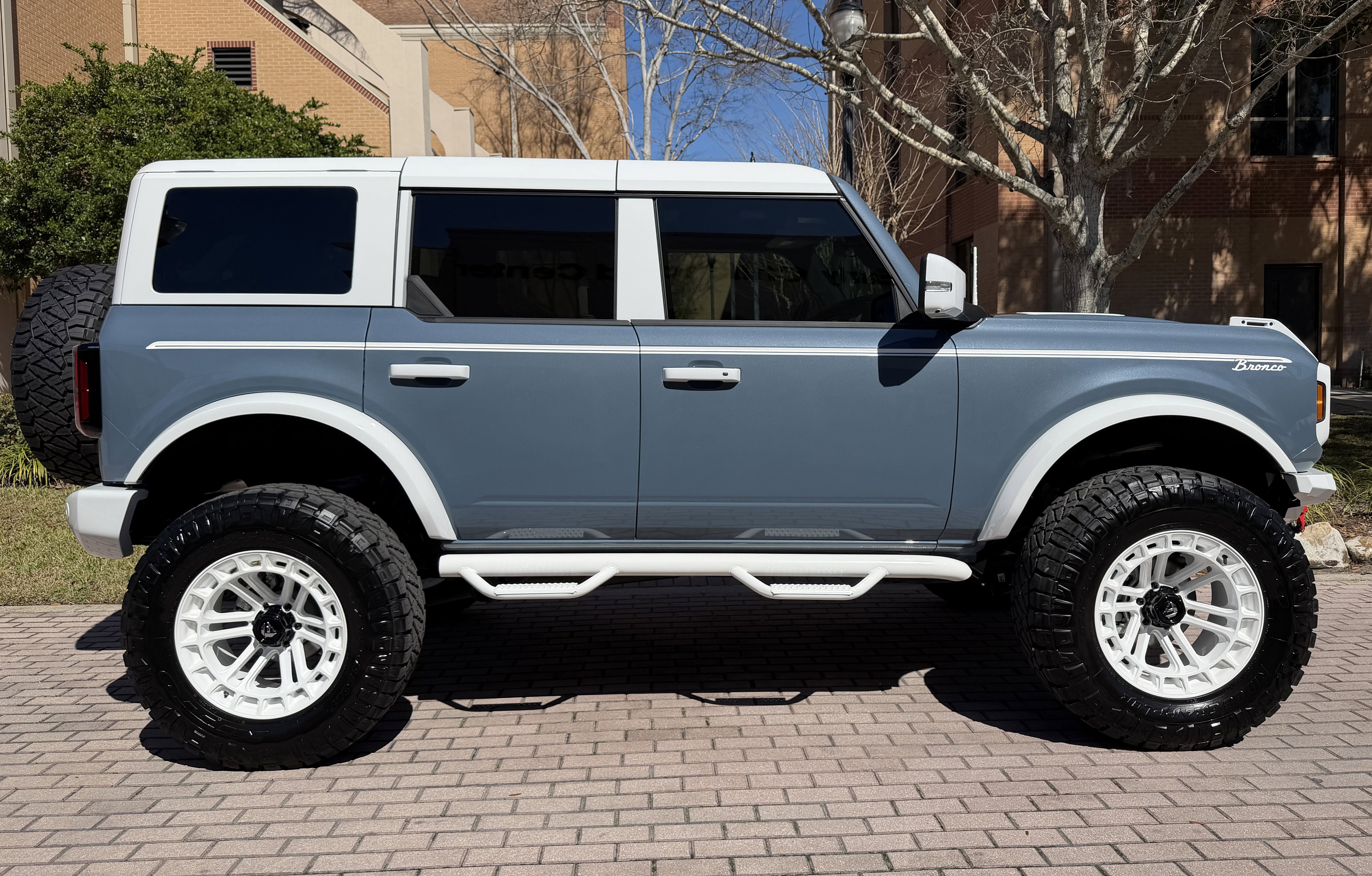 Used 2025 Ford Bronco Outer Banks AWD/4WD image 2