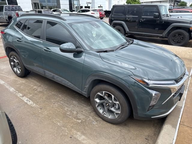 Used 2025 Chevrolet Trax LT image 2