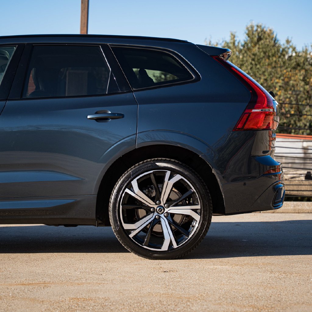 Certified 2024 Volvo XC60 T8 Ultimate w/ Protection Package Premier AWD/4WD image 7