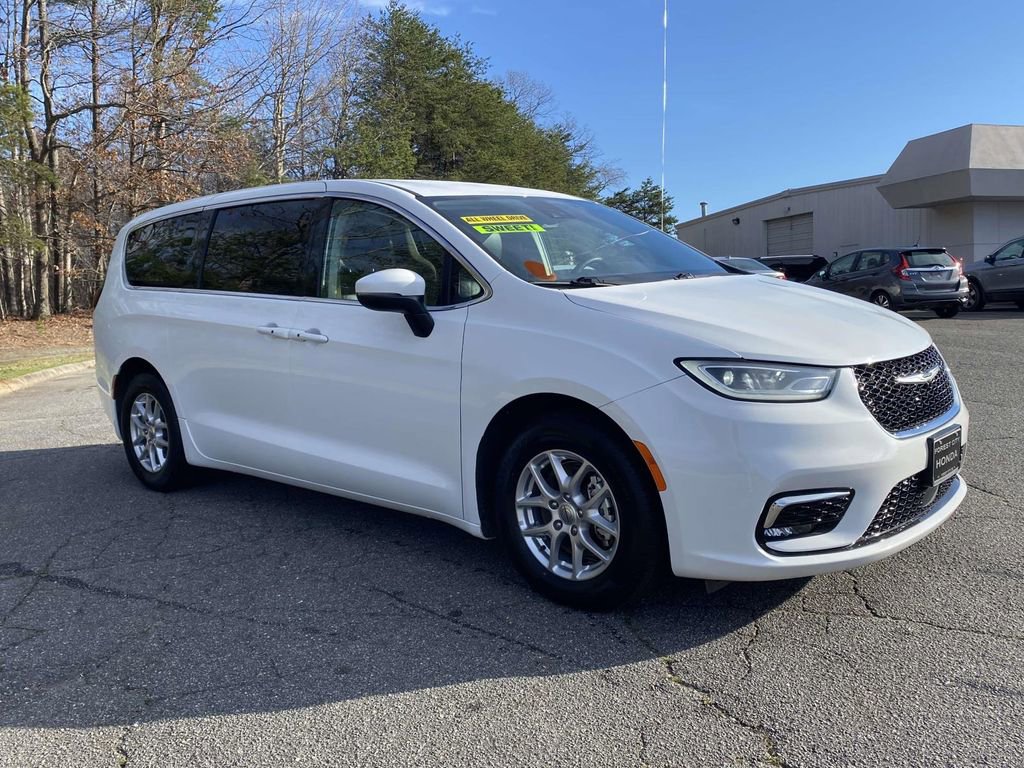 Used 2023 Chrysler Pacifica Touring-L image 6