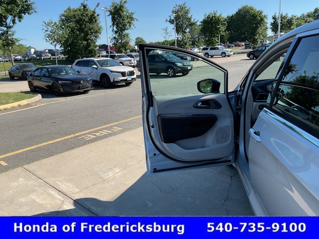 Used 2024 Chrysler Pacifica Touring-L FWD image 15