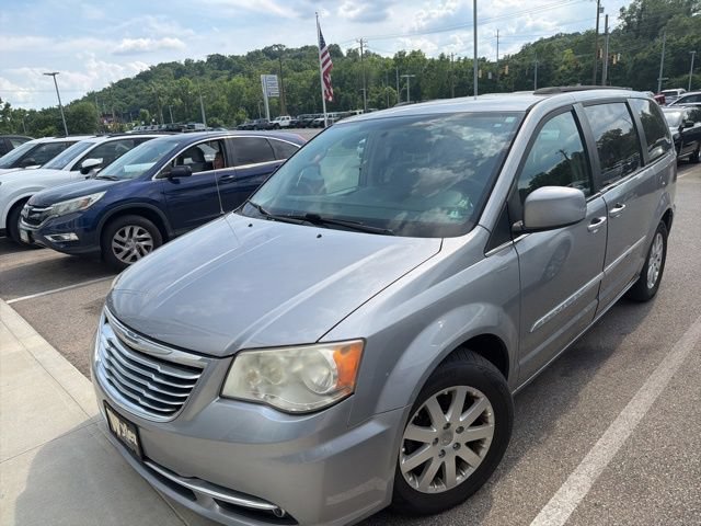 Used 2014 Chrysler Town & Country Touring FWD image 3