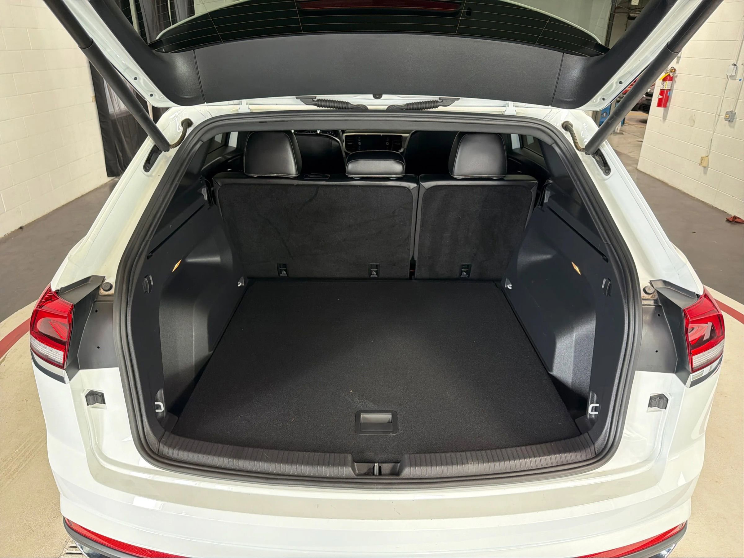 Used 2022 Volkswagen Atlas Cross Sport SE image 12