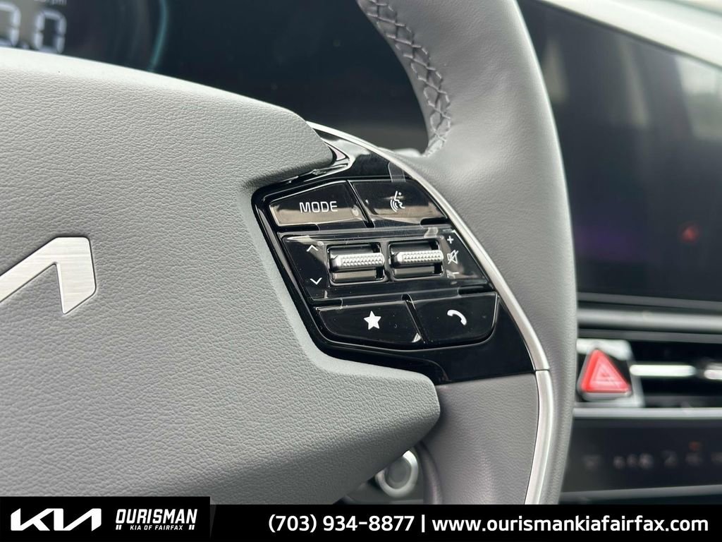 New 2025 Kia Niro SX Touring image 31