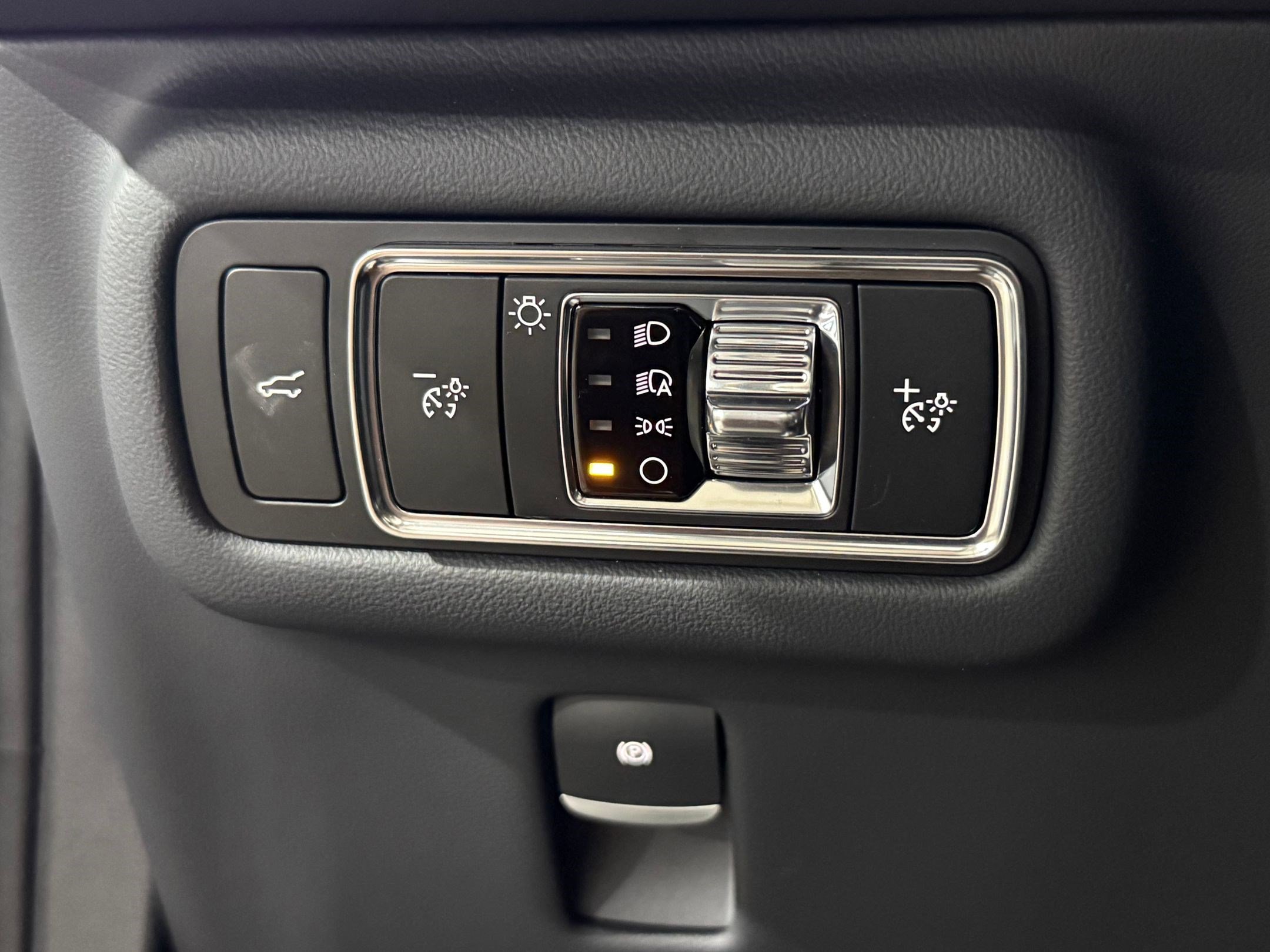 Used 2025 Lincoln Nautilus Reserve w/ Jet Appearance Package image 17