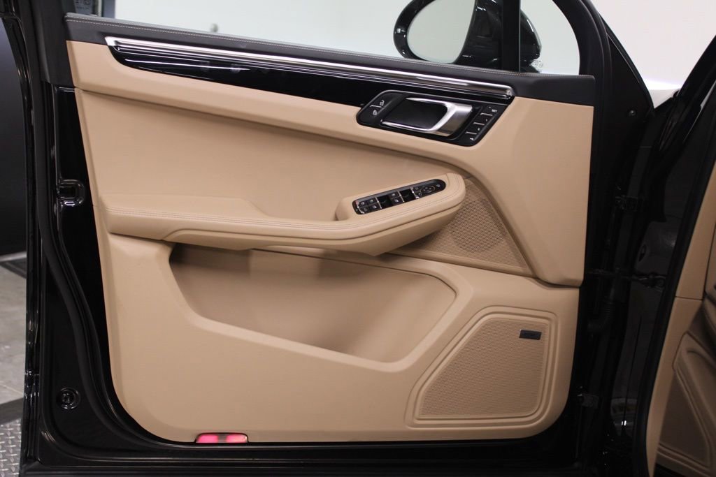 Certified 2025 Porsche Macan AWD/4WD image 17