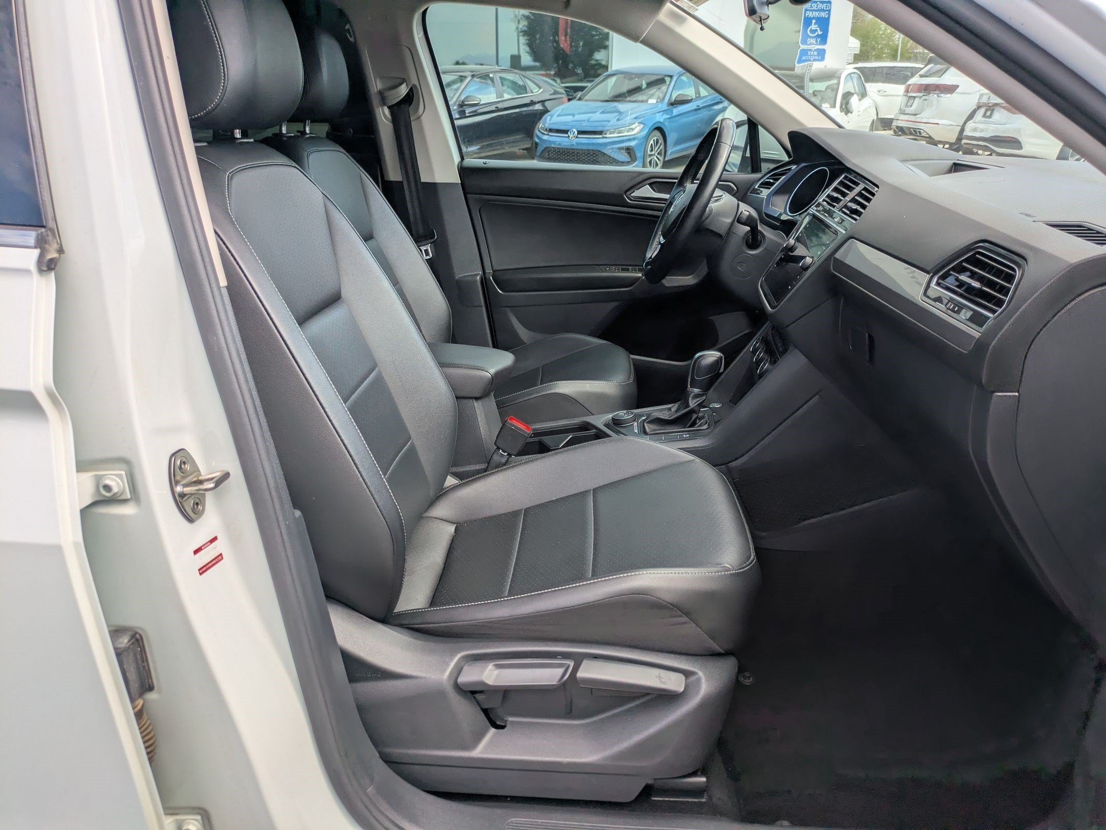Used 2018 Volkswagen Tiguan SE w/ 3rd Row Seat Package AWD/4WD image 32