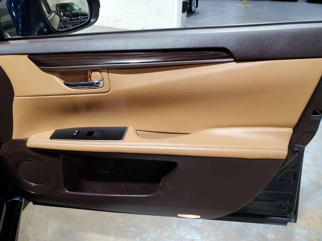 Used 2016 Lexus ES 350 w/ Luxury Package w/Wood Trim image 16