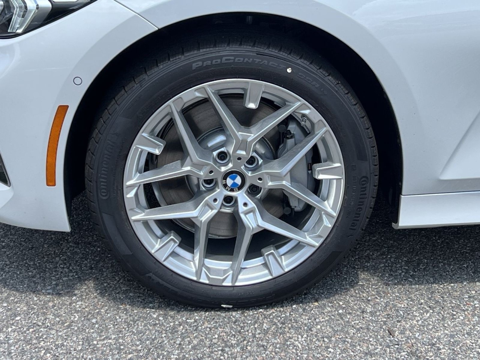 New 2025 BMW 330i xDrive Sedan w/ Premium Package AWD/4WD image 9