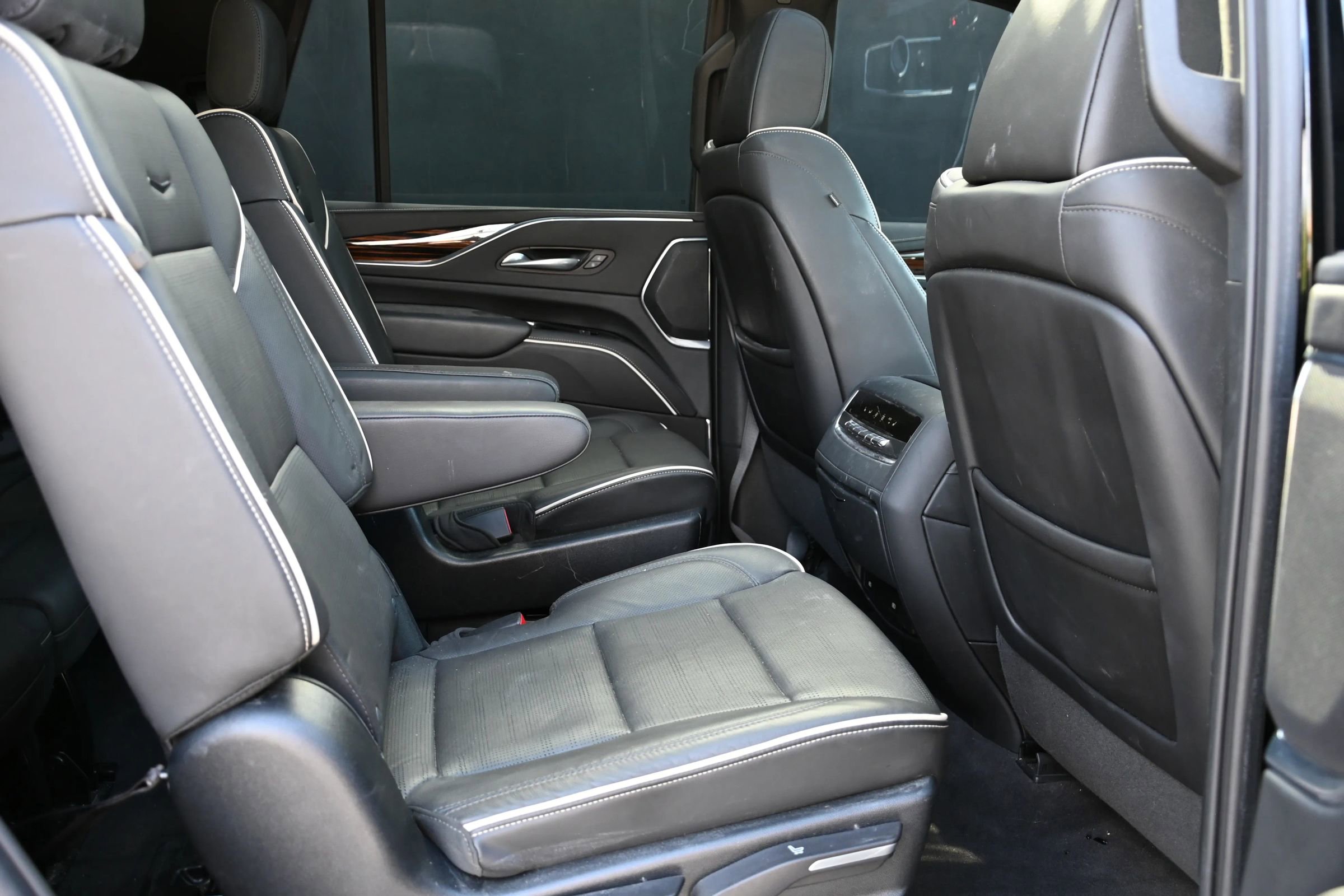 Used 2023 Cadillac Escalade Premium Luxury RWD image 23