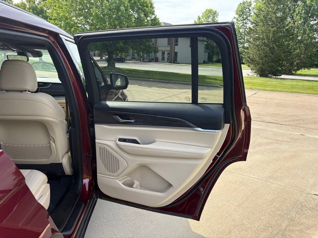 Used 2023 Jeep Grand Cherokee L Limited AWD/4WD image 36