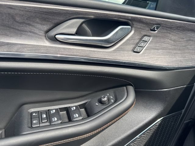 Used 2025 Jeep Grand Cherokee L Overland w/ Luxury Tech Group IV AWD/4WD image 22