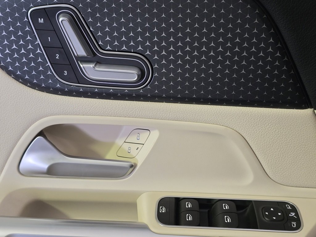 Used 2025 Mercedes-Benz GLB 250 4MATIC image 9