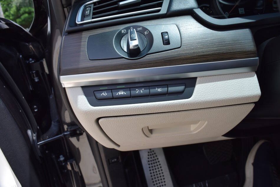 Used 2015 BMW 750i RWD image 73