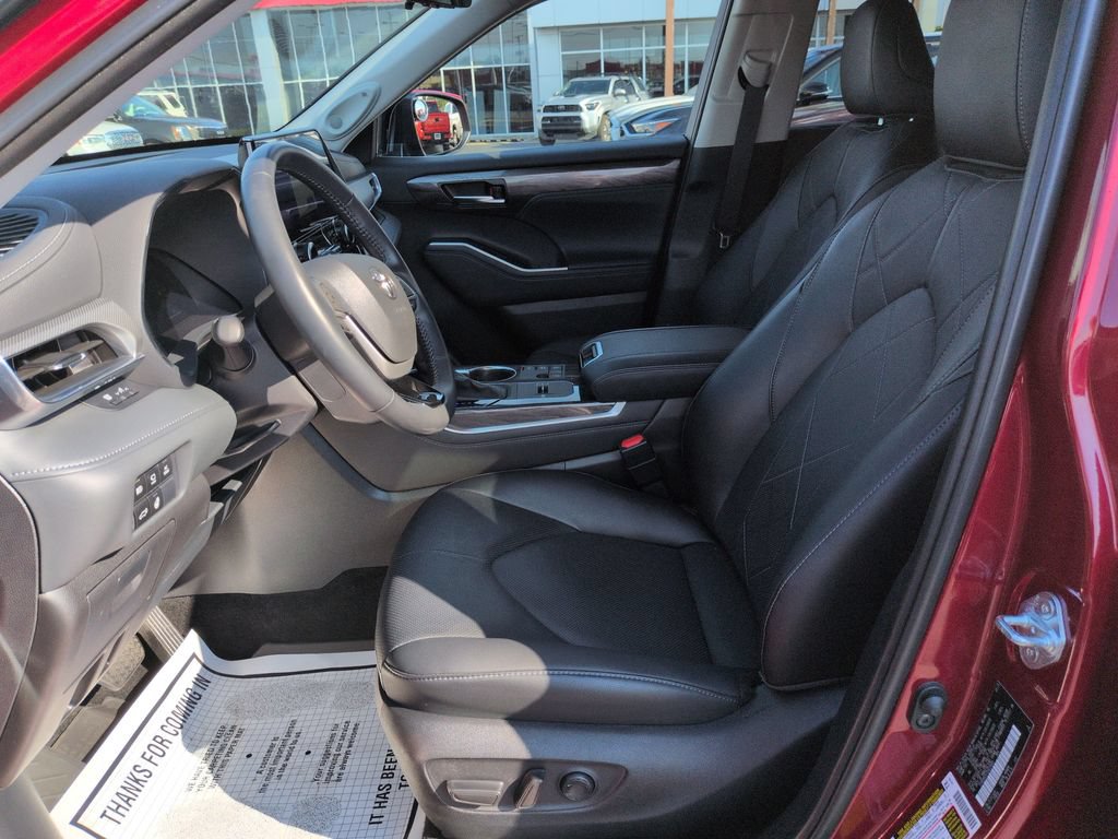 Certified 2025 Toyota Highlander Platinum AWD/4WD image 9