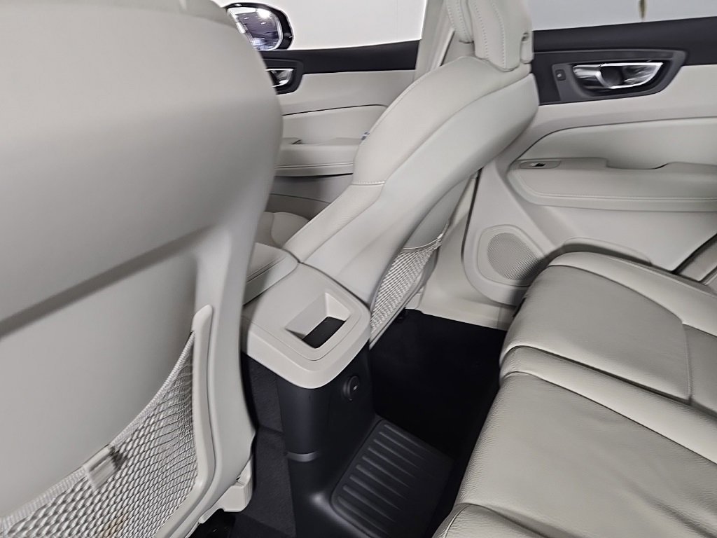 Certified 2025 Volvo XC60 T8 Plus w/ Protection Package Premier image 16
