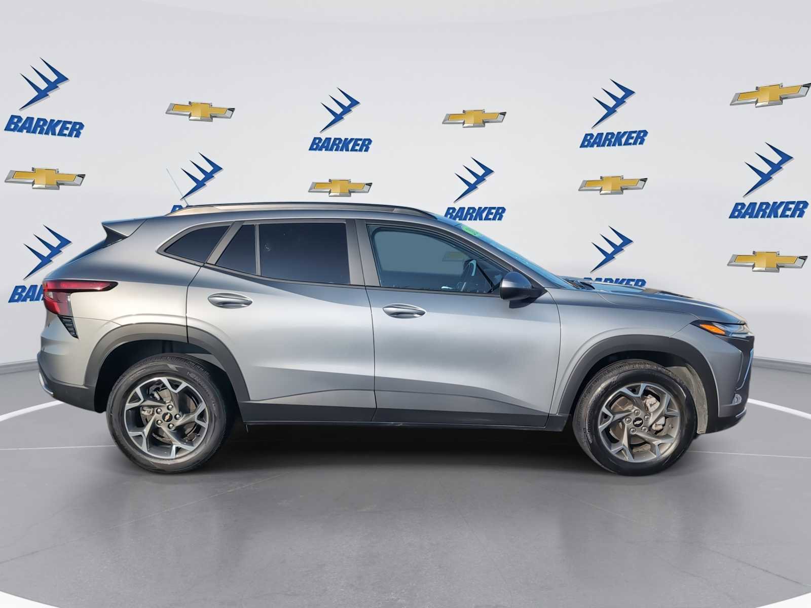 Used 2025 Chevrolet Trax LT w/ LT Convenience Package image 9