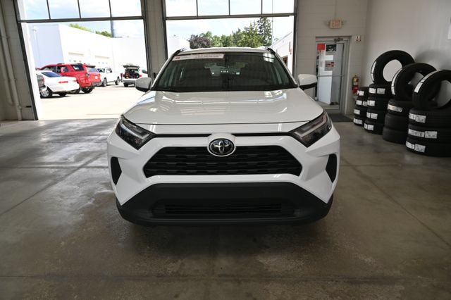 Used 2022 Toyota RAV4 XLE AWD/4WD image 2