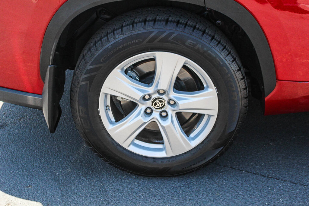 Certified 2025 Toyota Highlander LE FWD image 29