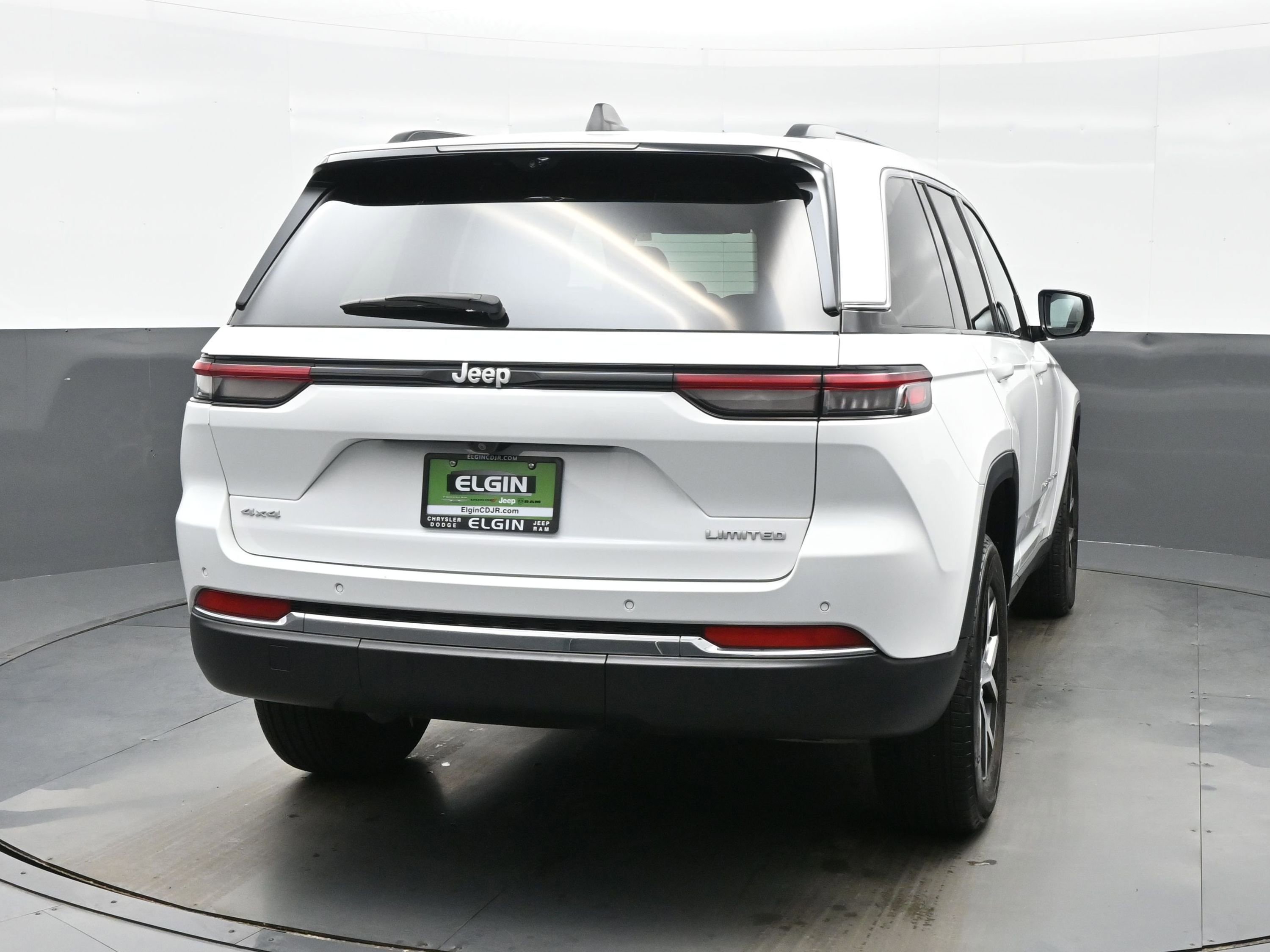 Used 2024 Jeep Grand Cherokee Limited w/ Luxury Tech Group II image 5