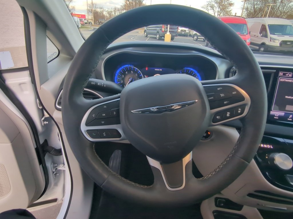 Used 2024 Chrysler Pacifica Touring-L image 3