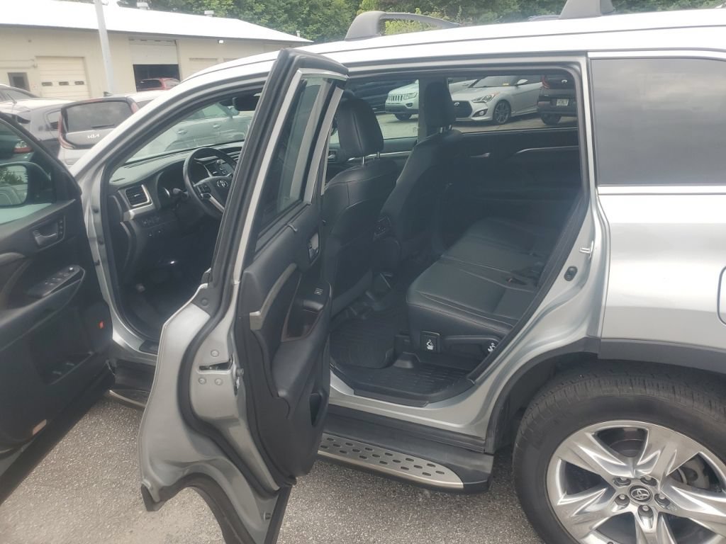 Used 2018 Toyota Highlander Limited FWD image 12