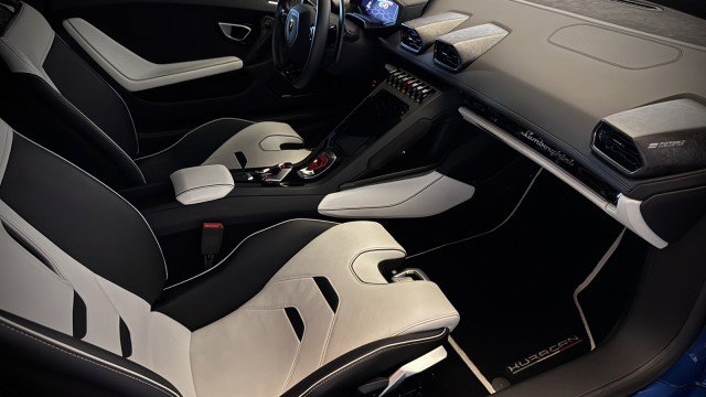 Used 2021 Lamborghini Huracan EVO RWD image 17