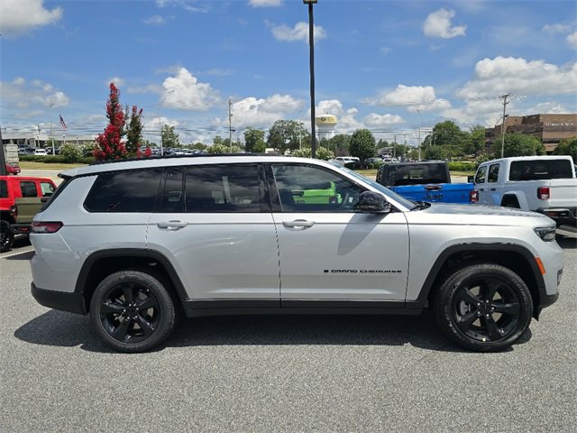 New 2025 Jeep Grand Cherokee L Altitude image 2